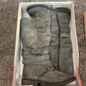 Roxy Gray Boots